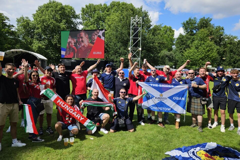 So sollte Fußball immer aussehen: Fröhliche Anhänger aus Schottland und Ungarn lassen sich ihre EM-Laune trotz der bislang gezeigten überschaubaren Leistungen ihrer Teams nicht verderben.