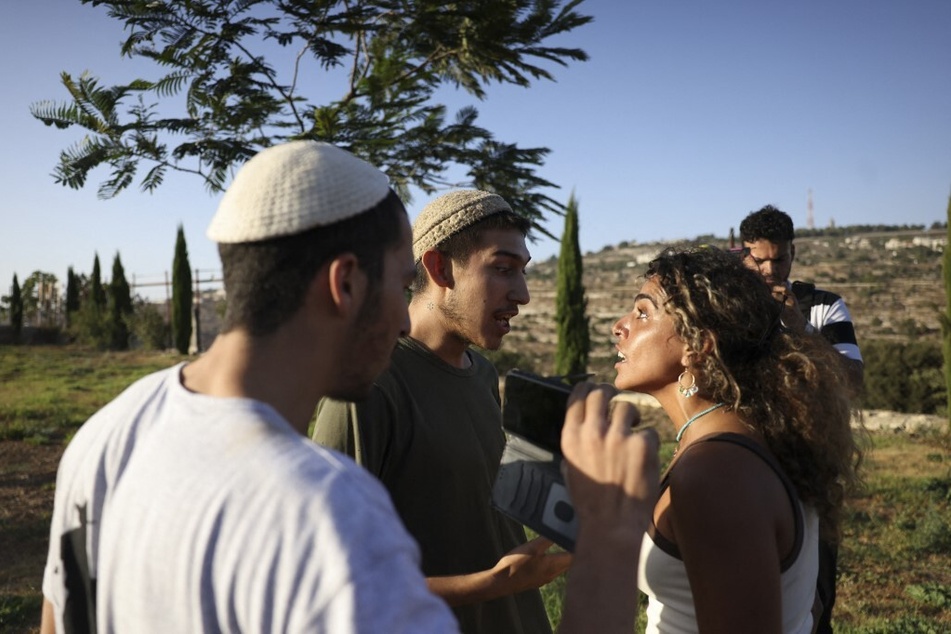 Activist Alice Kisiya (r.) confronts Israeli settlers in al-Makhrour in the occupied West Bank near Beit Jala village.