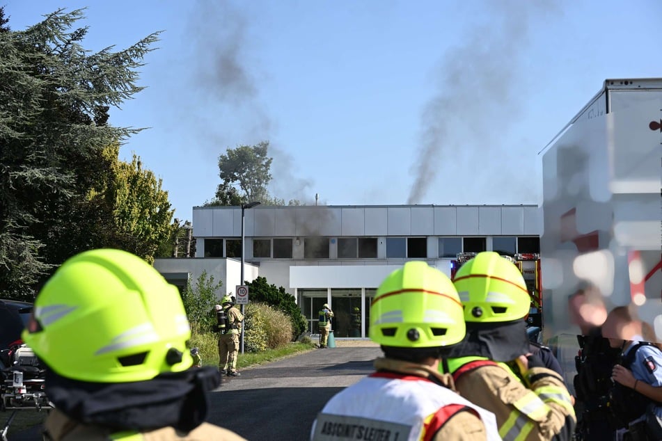 Die Feuerwehr war mit rund 70 Einsatzkräften und ganzen 13 Fahrzeugen vor Ort.
