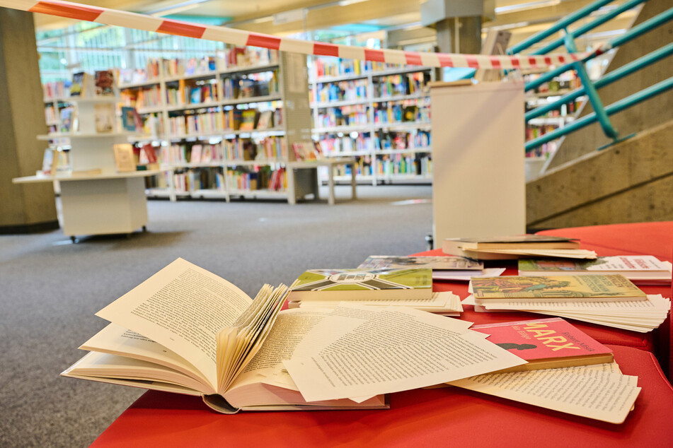 Bereits Mitte August zerstörten Unbekannte in der Stadtbibliothek sieben Bücher, die sich mit rechtspopulistischen Strömungen und linken Vordenkern befassen