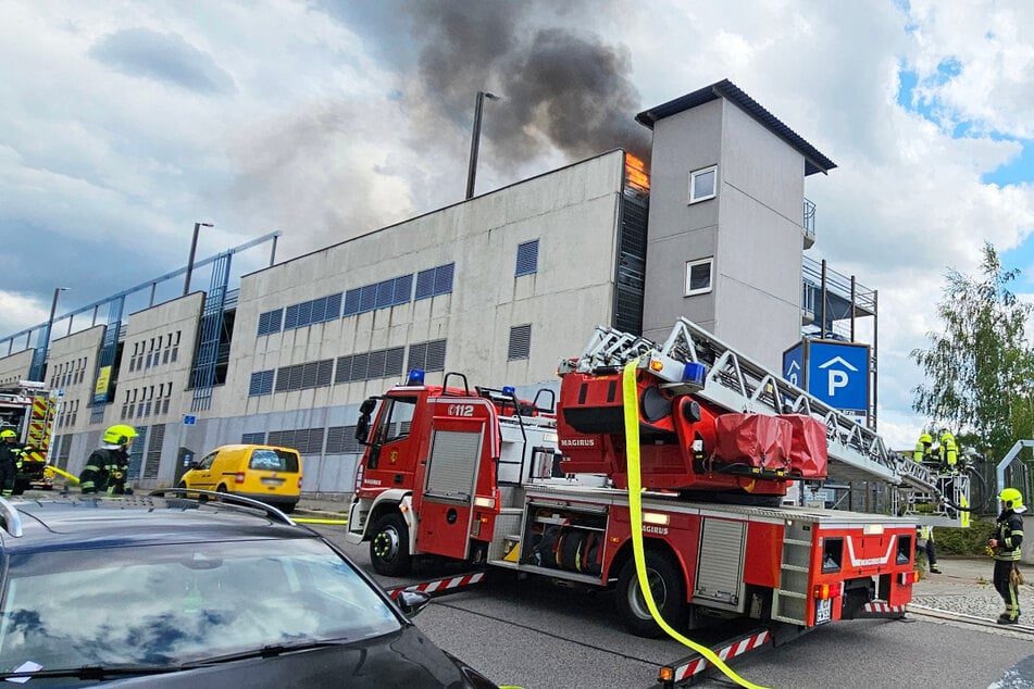 Auf dem Oberdeck des Parkhauses in der Sonnenstraße stand ein Auto in Flammen.