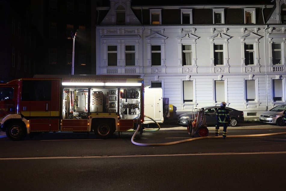 Die Feuerwehr Wuppertal wurde gegen 20.17 Uhr zu einem Kellerbrand in der Rauentalstraße alarmiert.