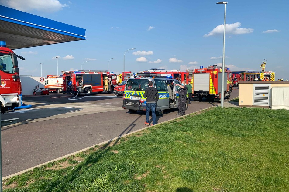 Die Feuerwehr rückte mit einer Vielzahl an Fahrzeugen an den Autohof an.