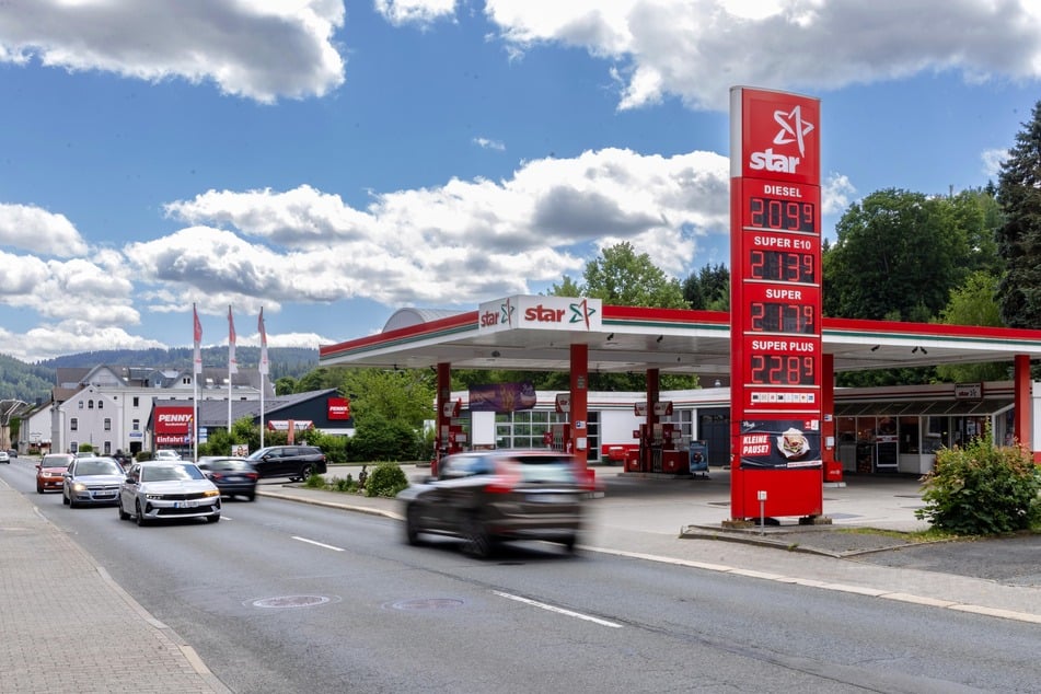 Viele Autofahrer nehmen ob der Preise dieser Tage den Mehrweg in Kauf.