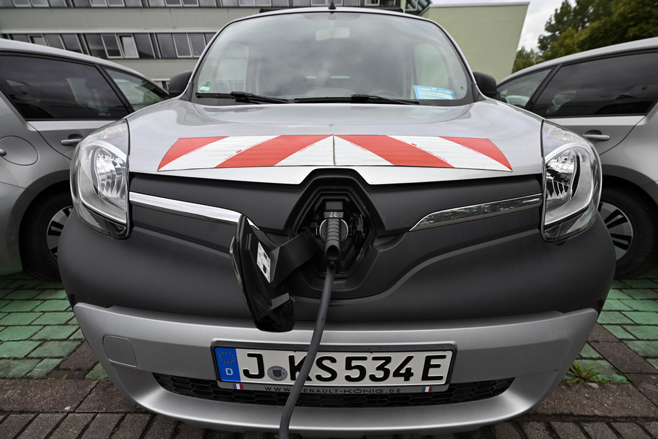 Ein E-Auto der Jenaer Stadtverwaltung wird geladen.