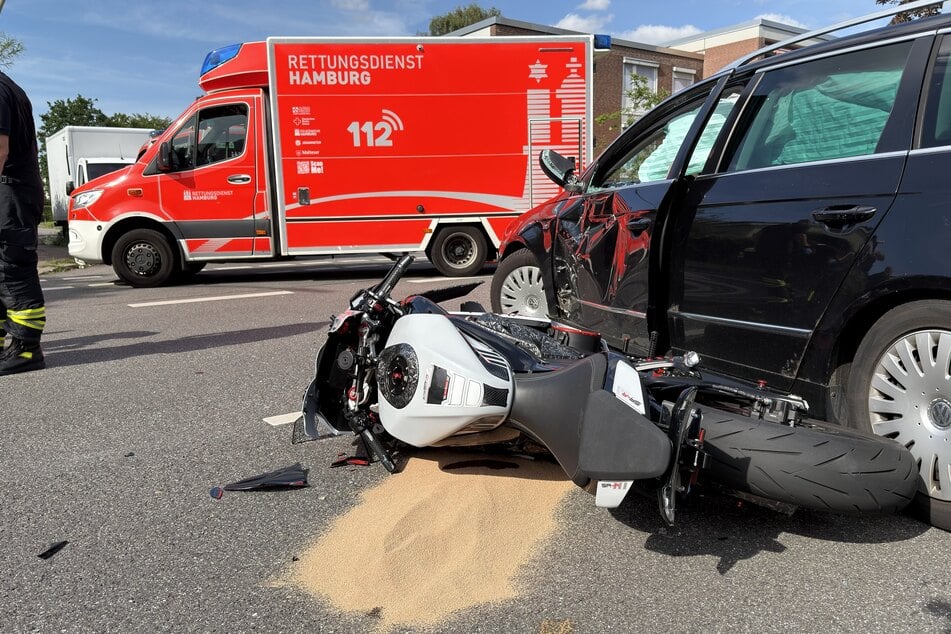 Am Montagnachmittag kollidierten in Hamburg ein Motorrad und ein Auto.