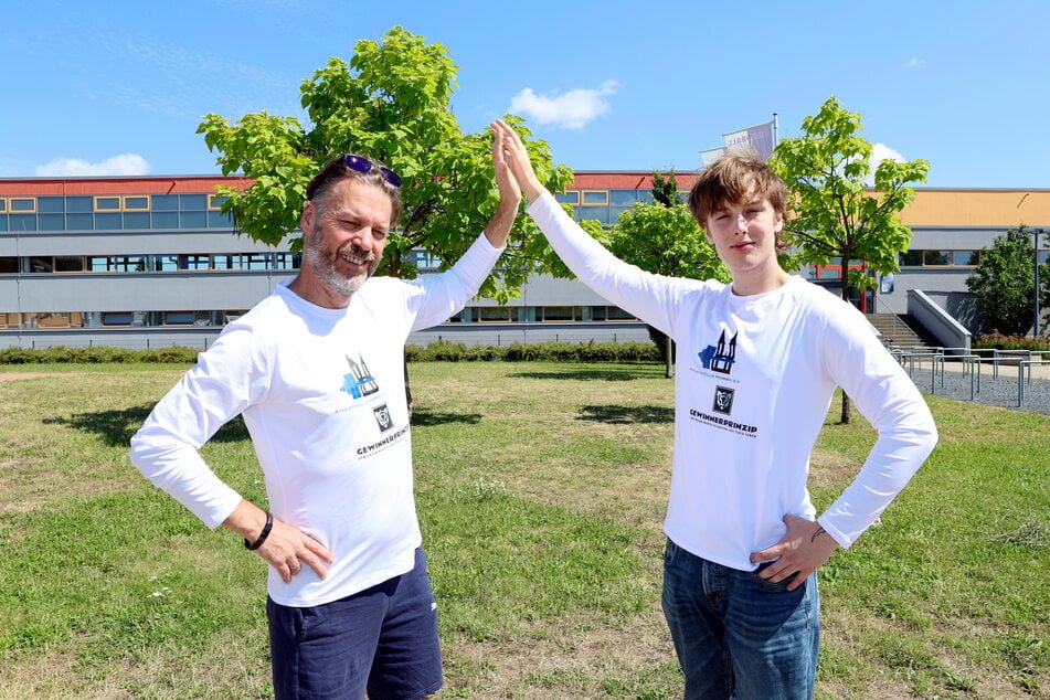 Maik Hertwig (56) und sein Sohn Ernst-Niklas (18) meistern den Großteil der Strecke. Während der eine läuft, ruht sich der andere im Auto aus.