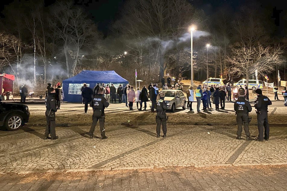 Polizei löst Versammlung auf: Demo an geplanter Unterkunft für Flüchtlinge