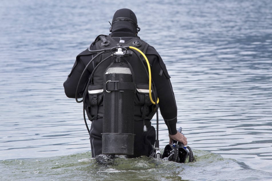 Den Fund machten die DLRG-Taucher Mitte April in einem See im südhessischen Bensheim. (Symbolbild)