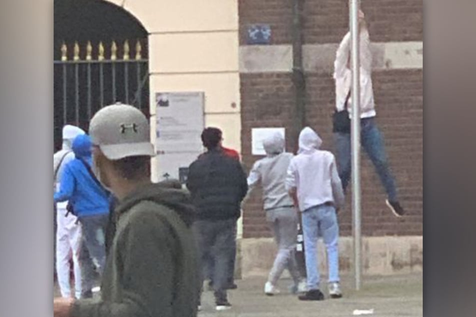 Die Szene hat sich Mitte Mai vor dem Düsseldorfer Rathaus abgespielt.