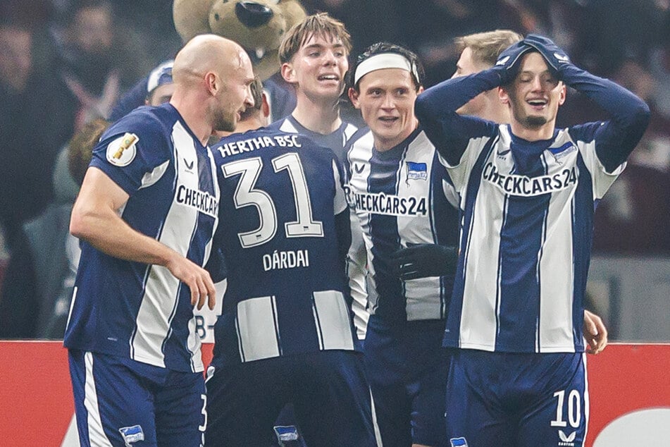 Michaël Cuisance (26, r.) kann es kaum glauben: Hertha haut Kaiserslautern mit 6:1 aus dem Pokal.