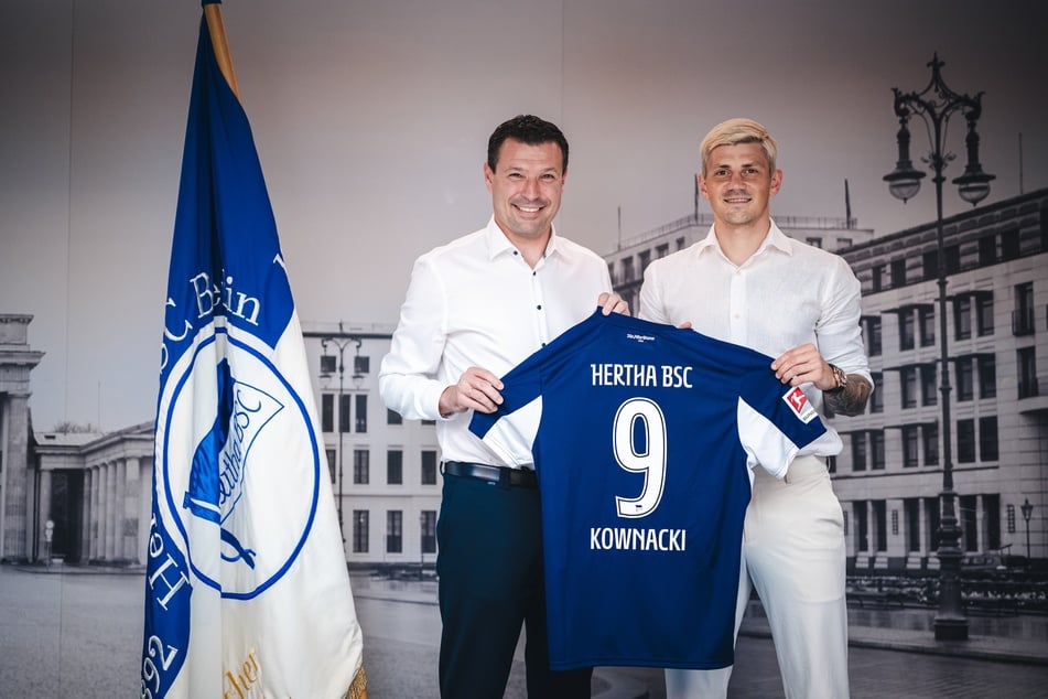 Hertha-Sportdirektor Benjamin Weber (42) begrüßte Stürmer Davod Kownacki (28) in seiner neuen. Berliner Wirkungsstätte.