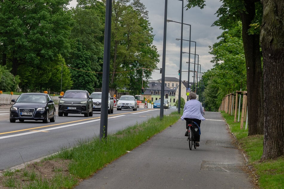 Blick in Richtung stadteinwärts: Radler teilen sich jetzt einen breiten Weg mit Fußgängern.