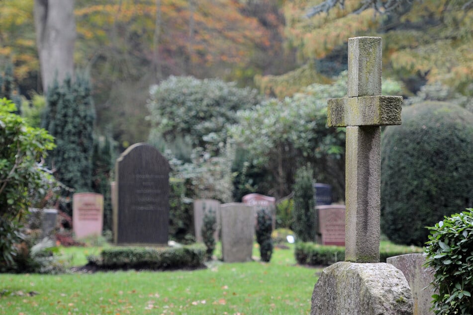 Grabsteine sind auf dem Ohlsdorfer Friedhof zu sehen. (Archivbild)