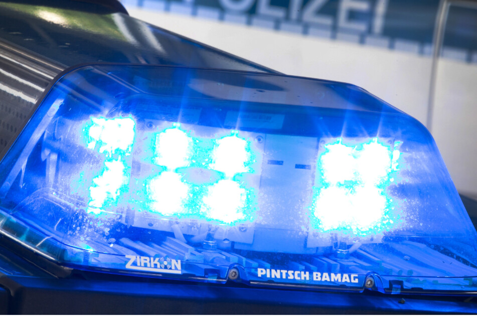 Der Unfallwagen kam laut einem Polizeisprecher aus ungeklärter Ursache von der Straße ab (Symbolbild).