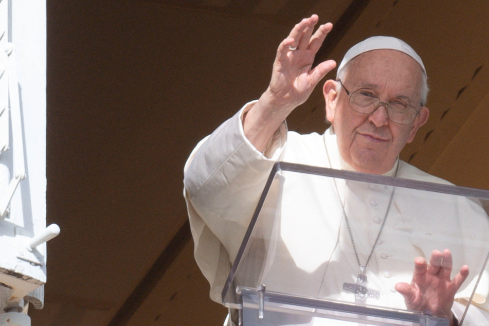Pope Francis urges ceasefire "in the name of God" in Holy Land