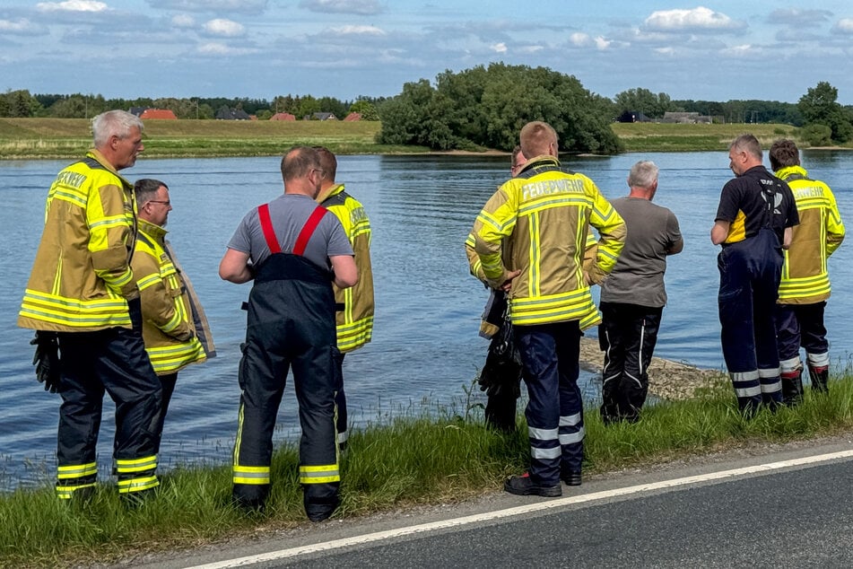 An der Elbe in Winsen (Luhe) sucht ein Großaufgebot nach einem vermissten Mann.