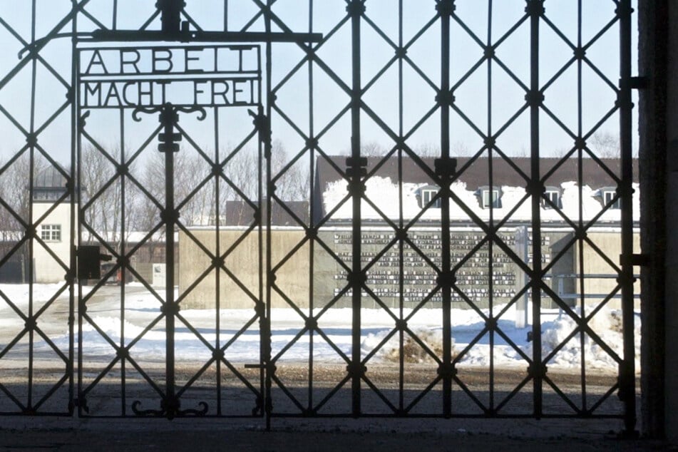 "Arbeit macht frei" steht an einem Eingang zur KZ-Gedenkstätte Dachau bei München.