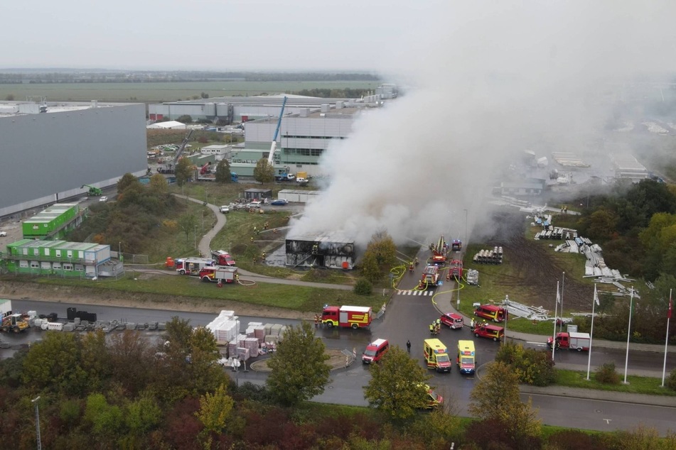 Auf dem Gelände einer Speditionsfirma in Kospa bei Eilenburg ist es am Dienstag zum Brand mehrerer Baucontainer gekommen.