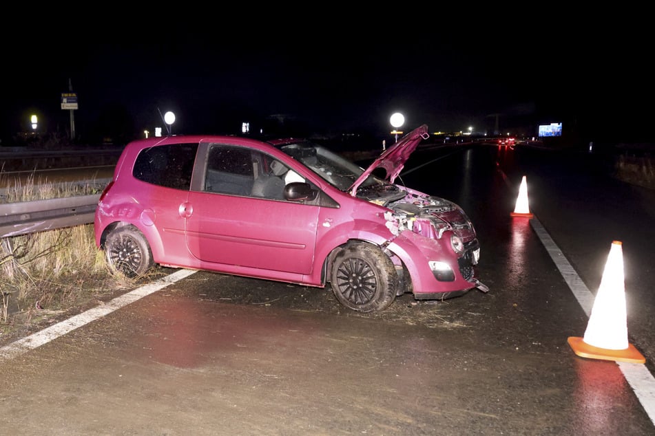 Der Renault krachte in die Leitplanke.