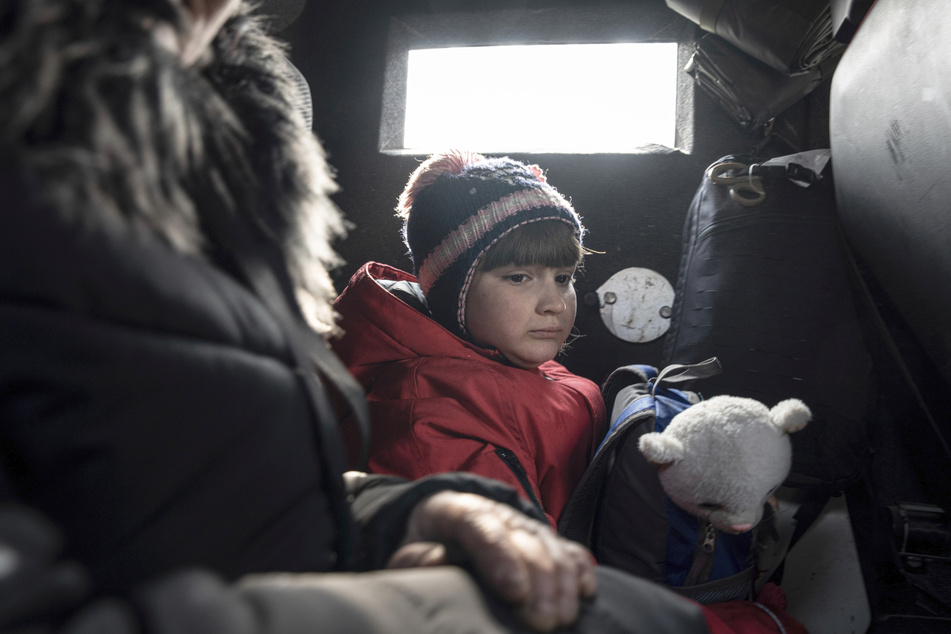 Zahlreiche ukrainische Kinder müssen wegen russischen Beschuss evakuiert werden.