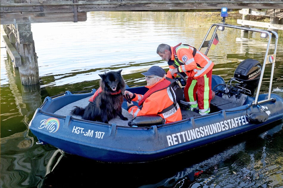 Ein Leichensuchhunde haben auf einem See angeschlagen.