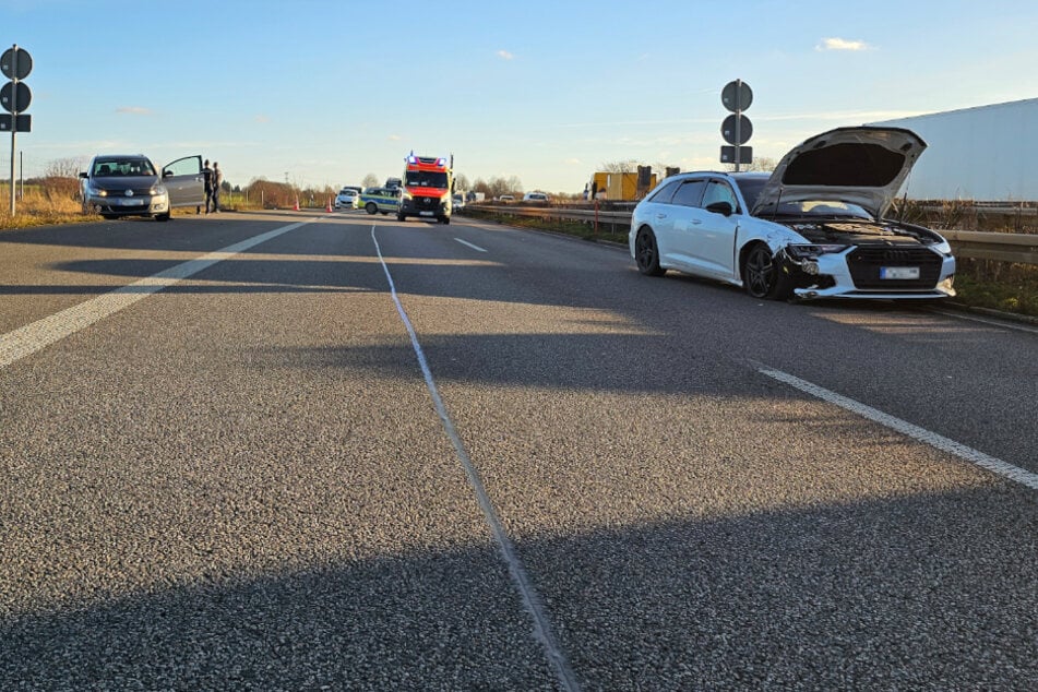 Auf der B93 in Zwickau krachte am Donnerstag ein VW (links) mit einem Audi (rechts) zusammen. Die Bundesstraße war für anderthalb Stunden dicht.
