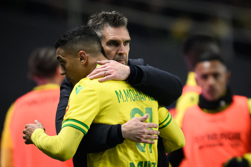 Nantes-Coach Jocelyn Gourvennec (51) umarmt seinen Stürmer Mostafa Mohamed (26).