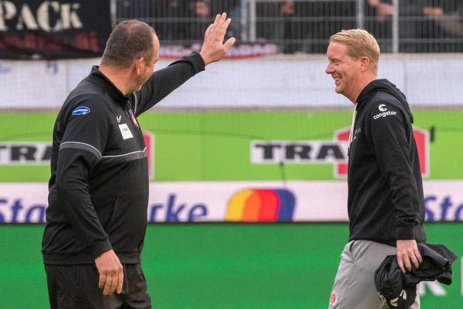 Kennen und schätzen sich: St.-Pauli-Coach Timo Schultz (45, r.) und FCH-Trainer Frank Schmidt (48). (Archivfoto)