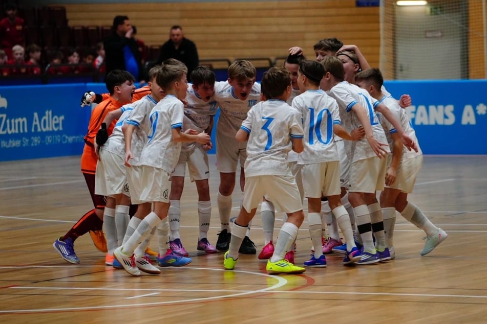 Die CFC-Talente liefen beim Klinikum-Cup erstmals mit den neu gestalteten Jubiläumstrikots auf.