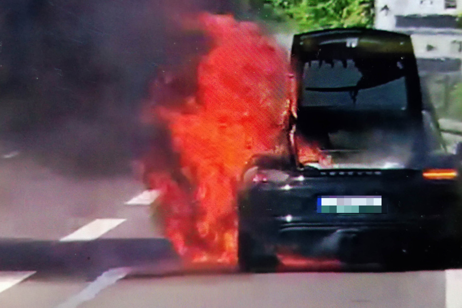 Der Brand entstand im Motorraum und breitete sich von dort aus.