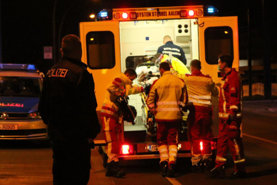 Mann gerät unter S-Bahn und wird schwer verletzt