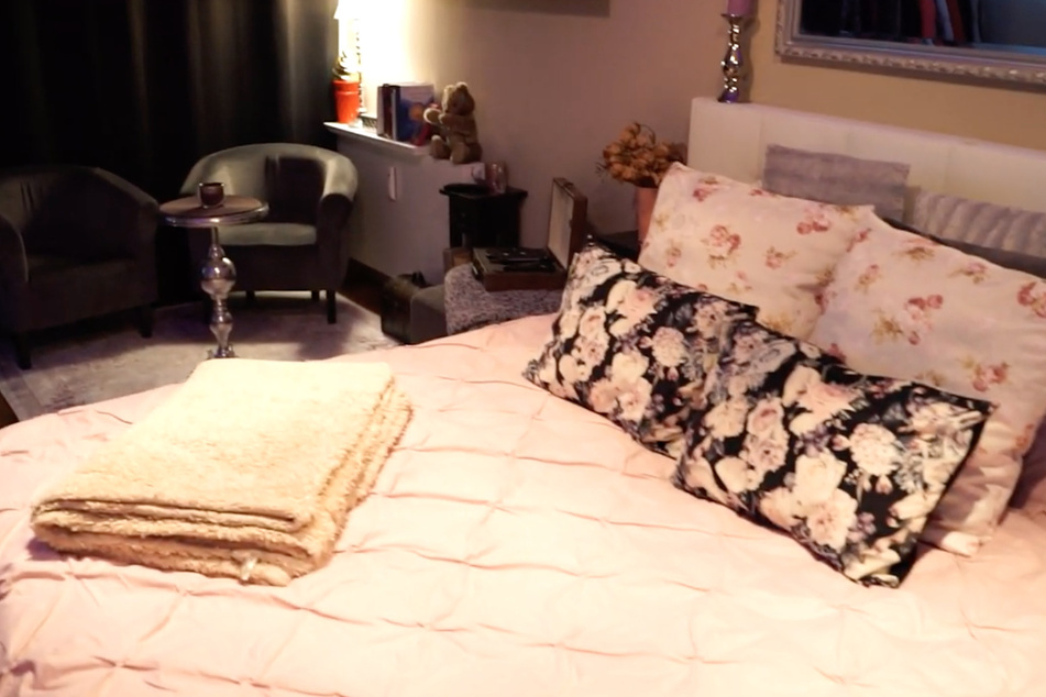Leoni (23) lebt in anderthalb Zimmern. Neben einem großen Bett befinden sich im Wohnschlafzimmer noch zwei kleine Sessel und ein kleiner Tisch.