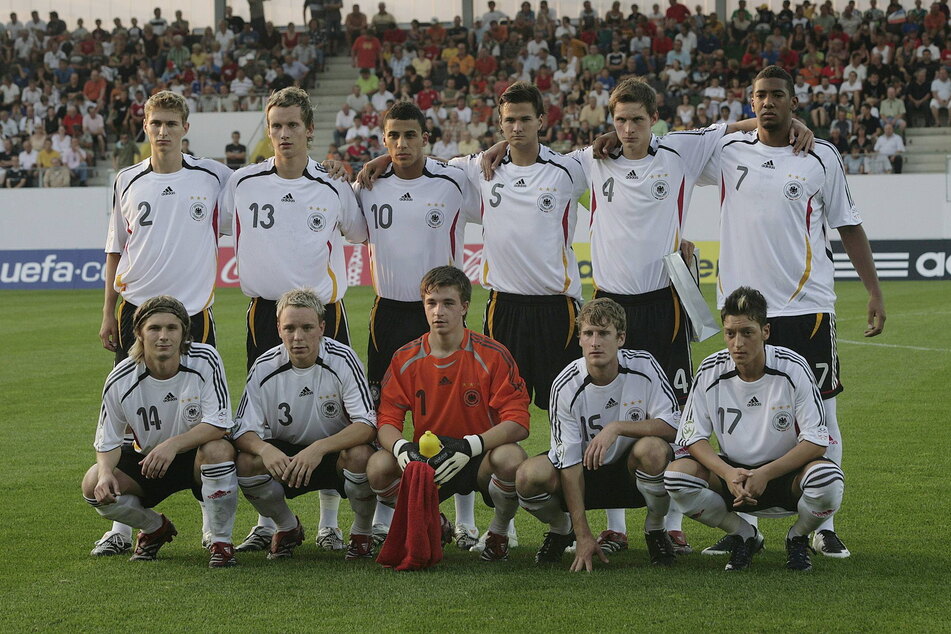 Die "U19" 2007 mit Martin Männel (vordere Reihe, M.) - und drei späteren Weltmeistern: Mesut Özil (r.), Jerome Boateng (hintere Reihe, r.) und Benedikt Höwedes (hintere Reihe, 2.v.r.).