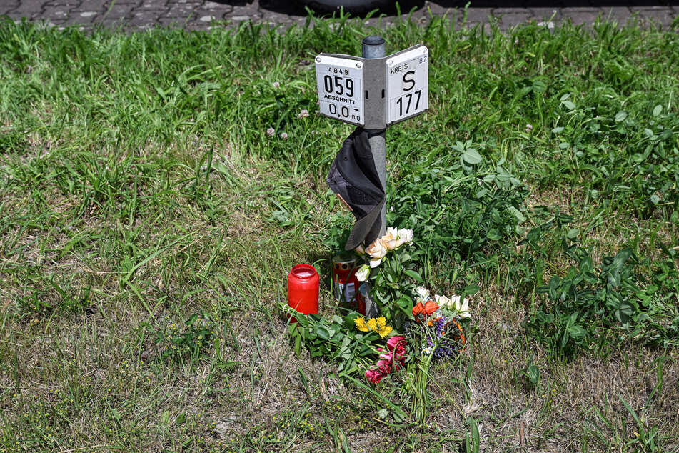Am Unfallort wird dem verstorbenen Biker gedacht.