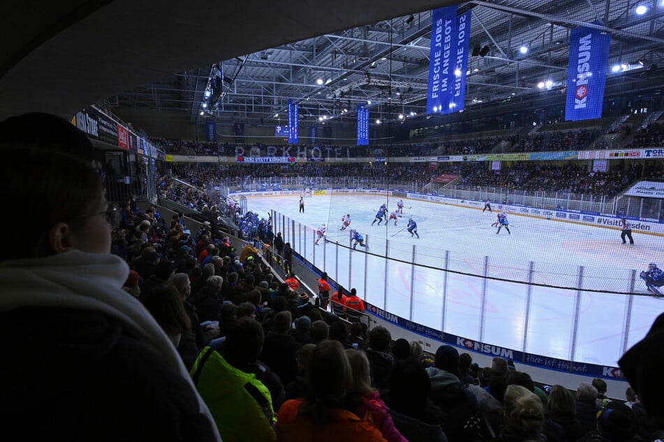 Nächste Saison kommen mit den Kölner Haien oder den Eisbären Berlin echte Kracher in die Dresdner Eissporthalle. Der Andrang auf die Dauerkarten ist entsprechend groß.
