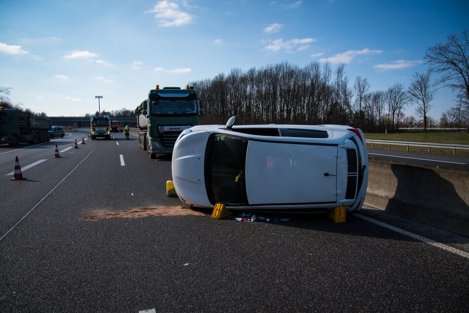 Nach dem Unfall auf der A661 zwischen einem Sattelschlepper und einem Mitsubishi kam das Auto auf der Seite zum Erliegen.