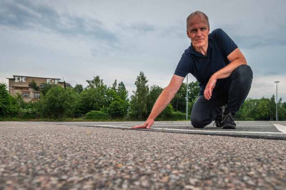 Grünen-Stadtrat Bernhard Herrmann (54) auf der Asphaltwüste vor der Messe: Er fordert weniger Flächenversiegelung.