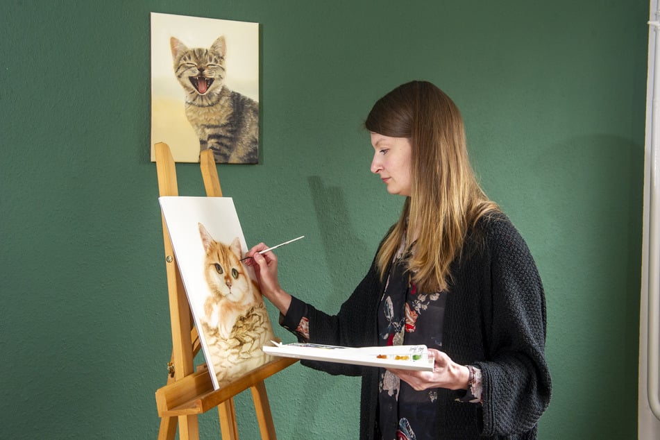Sie malt unter den Augen einer Katze auf Öl: Anika Reiher (34) steht mit ihrer Palette an der Staffelei mit einem neuen Katzen-Aquarell.