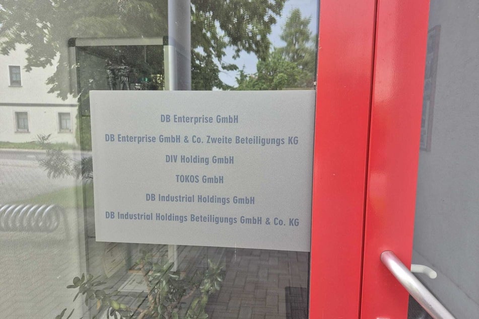 Auch zwei andere Töchter befinden sich offiziell in dem Gebäude.