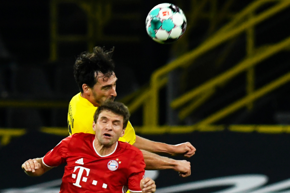 Zwei Weltmeister von 2014 im Duell: BVB-Abwehrchef Mats Hummels (hinten) und Thomas Müller lieferten sich wie alle Spieler intensive Zweikämpfe.