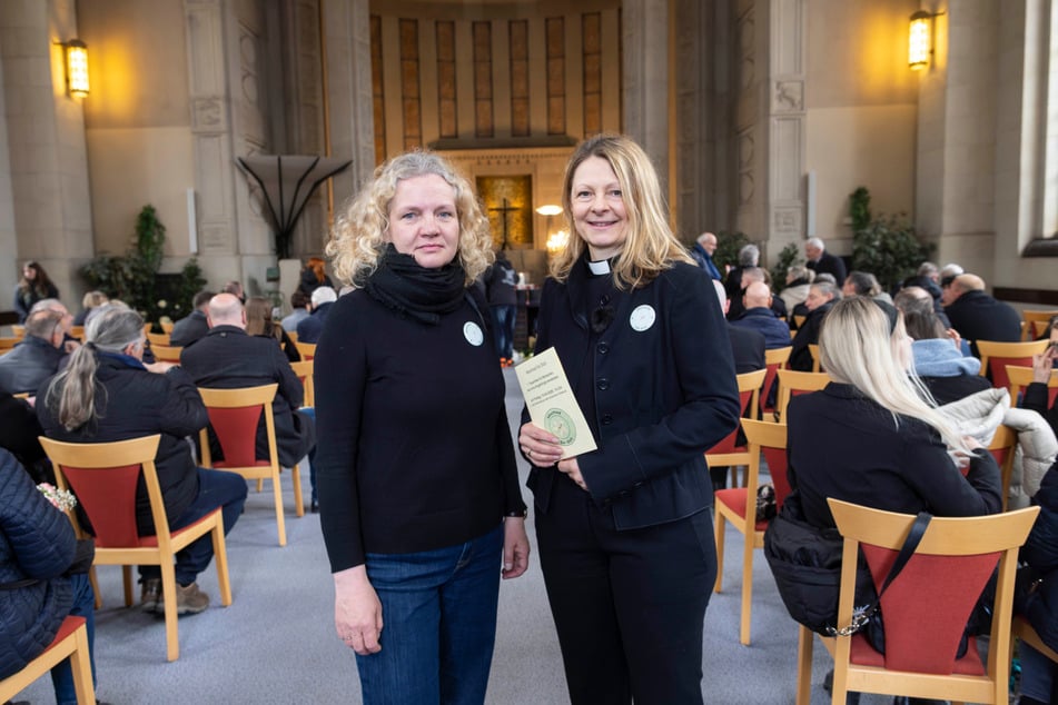Sindy Riepschläger (49, links) vom Verein "Abschied für Dich" mit Pfarrerin Anke Arnold (50) kurz vor der Trauerfeier.