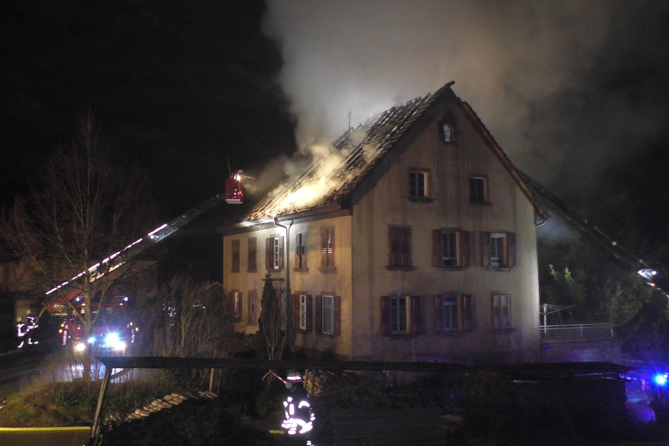 Stuttgart: Haus steht in Flammen: Schaden in Höhe von 600.000 Euro