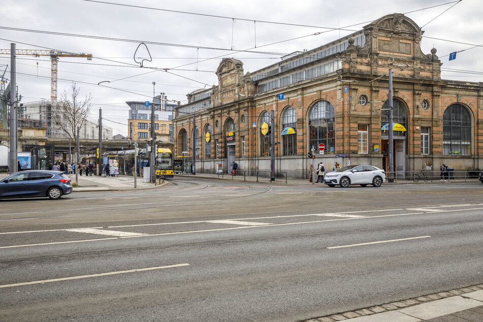In der Jahnstraße, in der Nähe des Bahnhofs Dresden-Mitte, wurde ein 18-Jähriger überfallen.