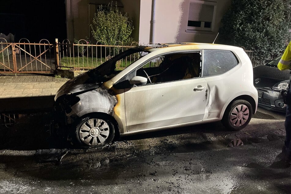 Der VW Up brannte im vorderen Bereich vollständig aus.