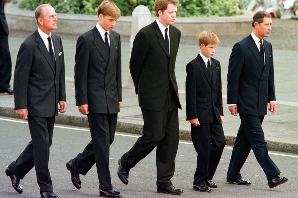 Prinz Philip (†99, v.l.n.r.), Prinz William (44), Dianas Bruder Charles Spencer (62), Prinz Harry (42) und der damalige Prinz Charles (77) liefen bei dem Trauerzug hinter dem Sarg von Prinzessin Diana.