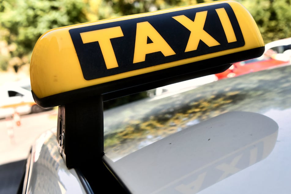 Der Taxifahrer wurde nach der Attacke im Krankenhaus behandelt. (Symbolbild)