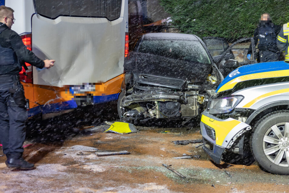 Vier Polizisten verletzt: Opel-Fahrer (33) verursacht Horror-Crash nach Verfolgungsjagd