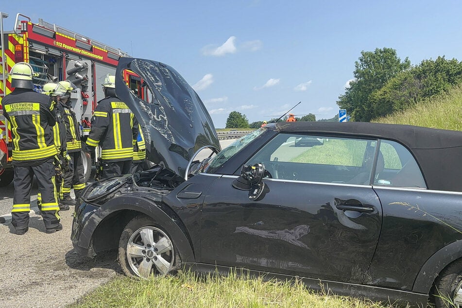 Der Mini landet verbeult im Straßengraben.