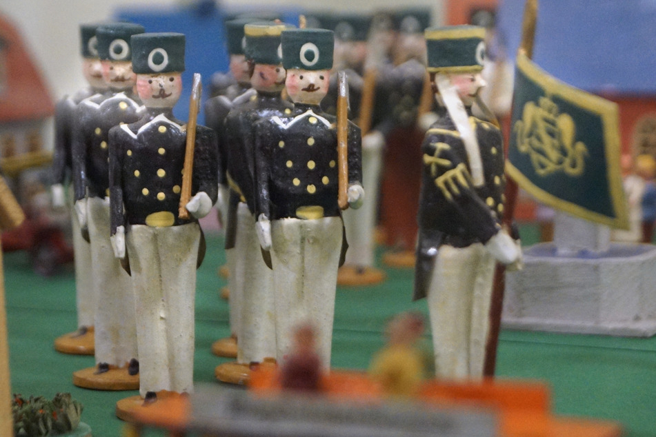 Diese Spielzeug-Bergmannfiguren aus Volker Karps Sammlung stehen aktuell im Kirchberger Rathaus.